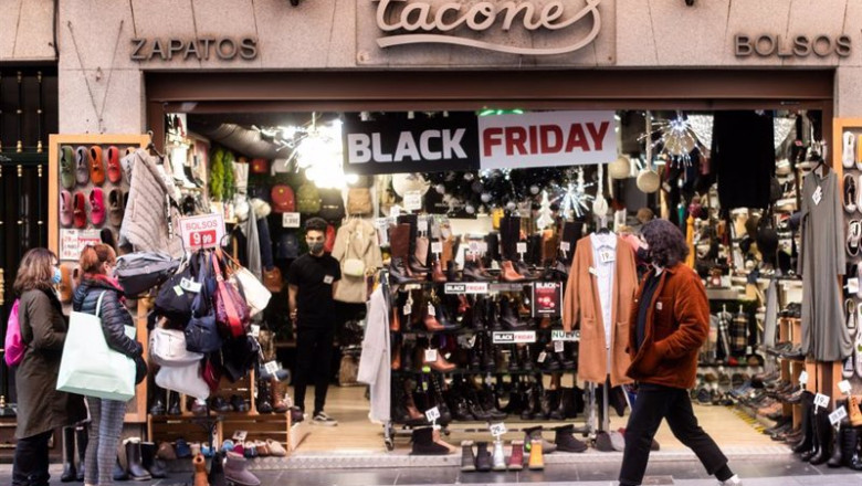 Archivo - Cartel de descuentos por ‘Black Friday’ en un comercio de una céntrica calle de Madrid. | Eduardo Parra - Europa Press - Archivo ep archivo cartel de descuentos por black friday en un comercio de una centrica calle de madrid