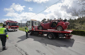 ep archivo efectivos de guardia civil vigilan la retirada del coche siniestrado por una grua ep archivo efectivos de guardia civil vigilan la retirada del coche siniestrado por una grua