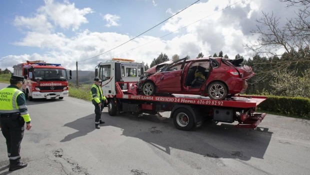ep archivo   efectivos de guardia civil vigilan la retirada del coche siniestrado por una grua