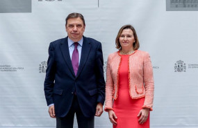 ep archivo   el ministro de agricultura pesca y alimentacion luis planas junto a la secretaria