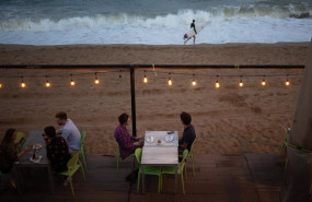 ep archivo   la terraza de un restaurante frente a la playa