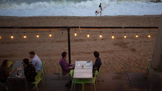 ep archivo   la terraza de un restaurante frente a la playa