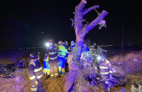 ep archivo - sanitarios rescatan a los fallecidos en un accidente