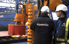 ep archivo   trabajadores de navantia en los astilleros de san fernando en el corte de chapa de una