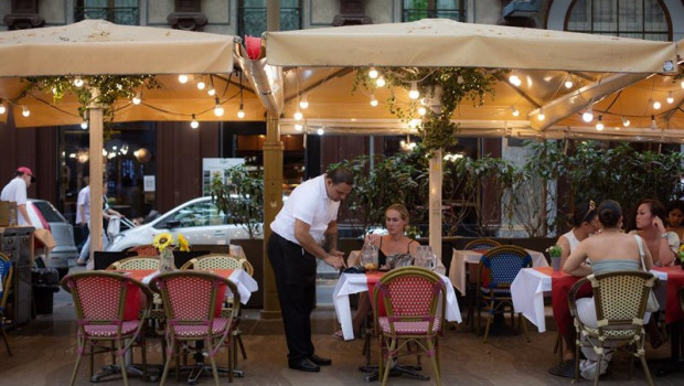 ep archivo   un camarero atiende una mesa en un restaurante de barcelona