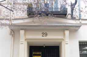 ep archivo   un cartel de se alquila en el portal de un edificio de una calle de madrid