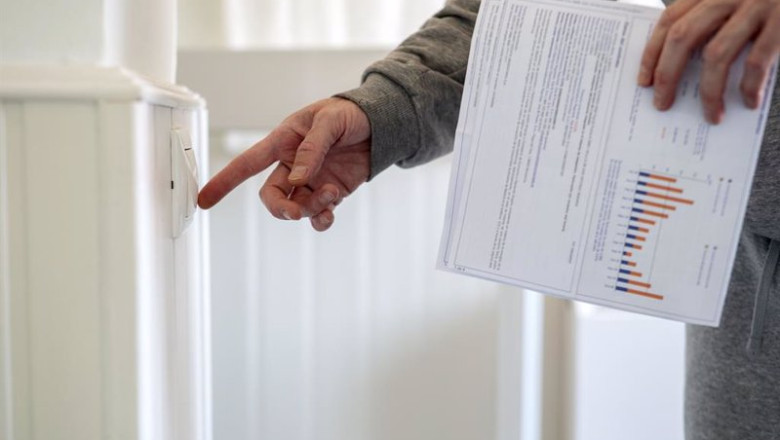 ep archivo un hombre enciende un interruptor con una factura de luz en la mano ep archivo un hombre enciende un interruptor con una factura de luz en la mano