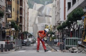 ep archivo   un operario trabaja en la obra de una calle cerca del museo guggenheim