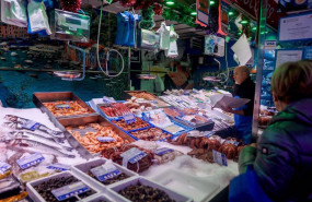 ep archivo   un pescadero atiende a los clientes que compran en la tienda de comestibles