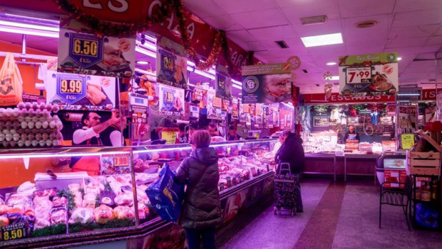 ep archivo un pollero realiza sus ultimas ventas en la tienda de comestibles los mares ep archivo un pollero realiza sus ultimas ventas en la tienda de comestibles los mares