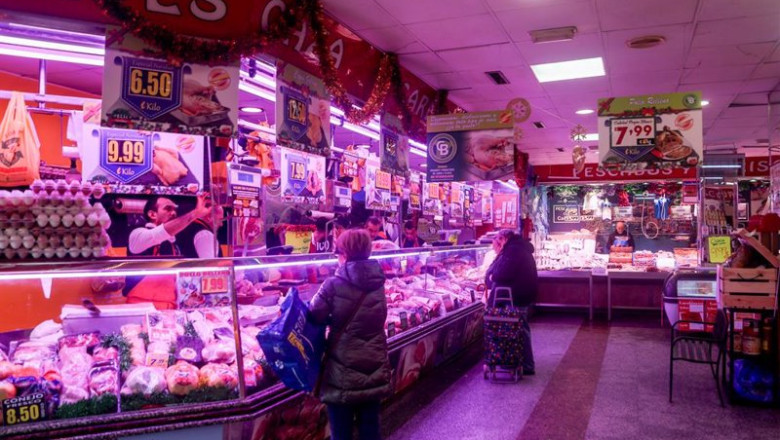 ep archivo un pollero realiza sus ultimas ventas en la tienda de comestibles los mares ep archivo un pollero realiza sus ultimas ventas en la tienda de comestibles los mares