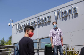 ep archivo   un trabajador con mascarilla de la planta de mercedes benz de vitoria