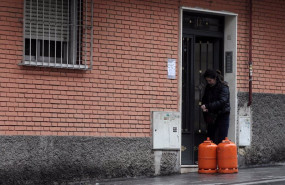 ep archivo   una mujer con dos bombonas de butano