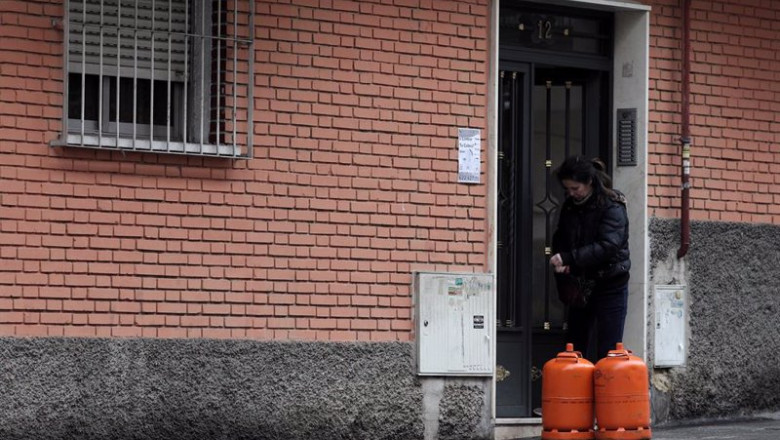 Archivo - Una mujer con dos bombonas de butano | Eduardo Parra - Europa Press - Archivo ep archivo una mujer con dos bombonas de butano