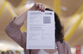 ep archivo   una mujer muestra el certificado covid digital de la union europea a 1 de julio de 2021
