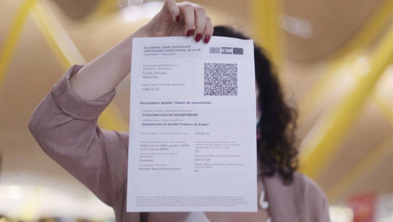 Archivo - Una mujer muestra el certificado COVID Digital de la Unión Europea a 1 de julio de 2021, en Madrid (España). | Eduardo Parra - Europa Press - Archivo ep archivo una mujer muestra el certificado covid digital de la union europea a 1 de julio de 2021