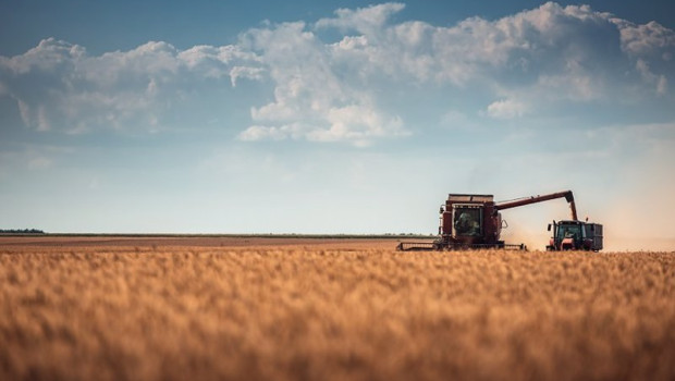 ep archivo   una segadora en un campo de cereales