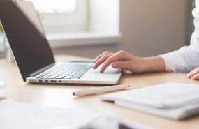 ep archivo   una trabajadora utilizando un ordenador