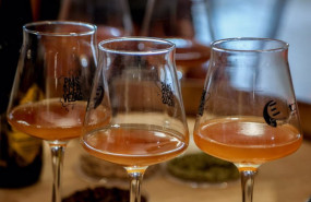 ep archivo   varias copas de cerveza rubia