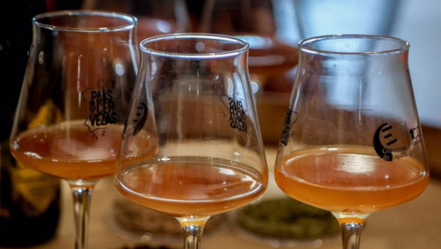 ep archivo   varias copas de cerveza rubia