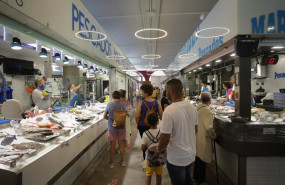 ep archivo   varias personas en un mercado de lugo en galicia