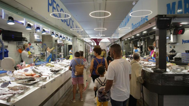 ep archivo   varias personas en un mercado de lugo en galicia
