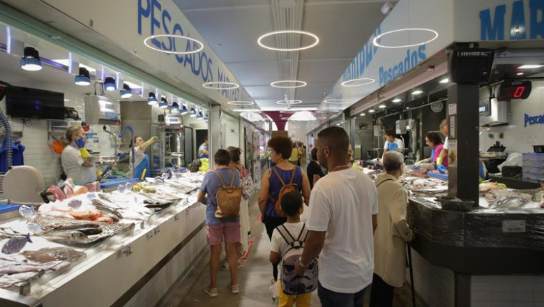 ep archivo   varias personas en un mercado de lugo en galicia