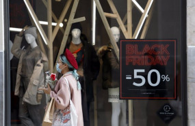 ep archivo   varias personas realizan algunas compras de la navidad aprovechando los descuentos del