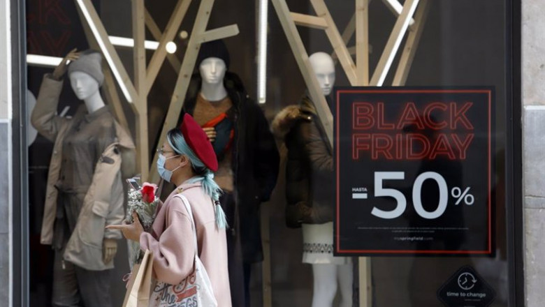 Archivo - Varias personas realizan algunas compras de la navidad, aprovechando los descuentos del "Black Friday" , en una imagen de archivo. | Álex Zea - Europa Press - Archivo ep archivo varias personas realizan algunas compras de la navidad aprovechando los descuentos del