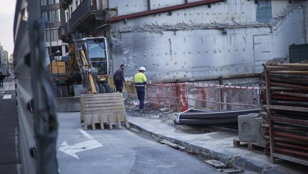ep archivo   varios trabajadores de la construccion trabajan en una obra