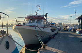 ep barco pesquero amarrado en puerto