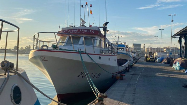 ep barco pesquero amarrado en puerto