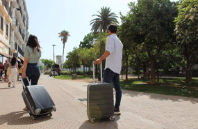 ep dos turistas en malaga capital con sus maletas