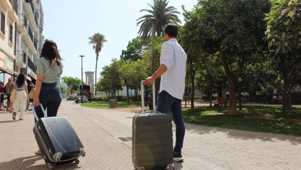 ep dos turistas en malaga capital con sus maletas