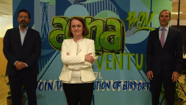 El consejero delegado de Exolum, Jorge Lanza, junto con la directora de Innovación, Sostenibilidad y Experiencia Cliente y CGO de Aena, Amparo Brea y el presidente de la Asociación de Líneas Aéreas (ALA), Javier Gándara | AENA ep el consejero delegado de exolum jorge lanza junto con la directora de innovacion sostenibilidad y