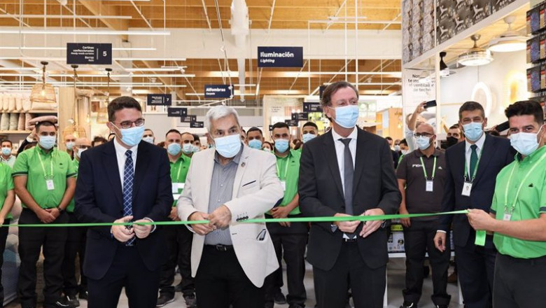 El director de Leroy Merlín Adeje, Víctor Manuel García, el alcalde, José Miguel Rodríguez Fraga y el CEO de Leroy Merlin España, Alain Ryckeboer, en la inauguración de la tienda de Adeje | OLIVER YANES ep el director de leroy merlin adeje victor manuel garcia el alcalde jose miguel rodriguez fraga y