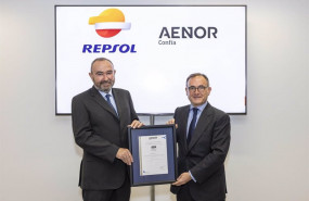 ep el director de sostenibilidad de repsol fernando ruiz recibe el certificado de aenor por su