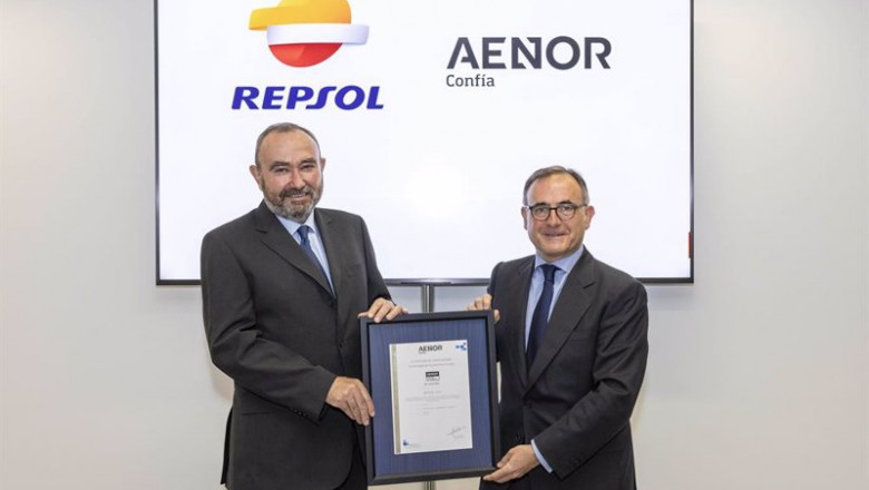 El director de sostenibilidad de Repsol, Fernando Ruiz, recibe el certificado de Aenor por su estrategia de economía circular | REPSOL ep el director de sostenibilidad de repsol fernando ruiz recibe el certificado de aenor por su