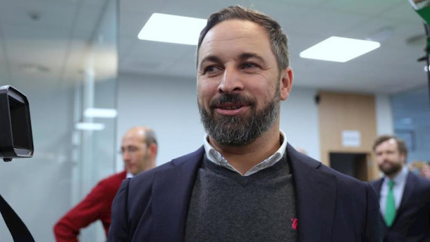 ep el presidente de vox santiago abascal se dirige sonriendo a ofrecer una rueda de prensa en la