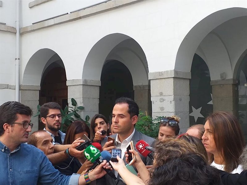 ep el vicepresidente de la comunidad ignacio aguado atendiendo a los medios imagen de recurso