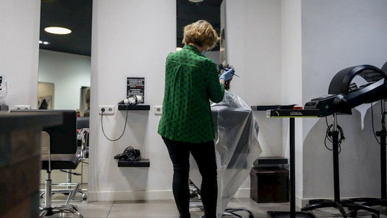 Una empleada de la peluquería Krackhair (C/Embajadores, 3, Madrid) abierta durante el día 51 del estado de alarma tiñe el pelo a una clienta. | Ricardo Rubio - Europa Press ep embajadores 3 madrid abierta durante el dia 51 del estado de alarma tine el pelo a una clienta