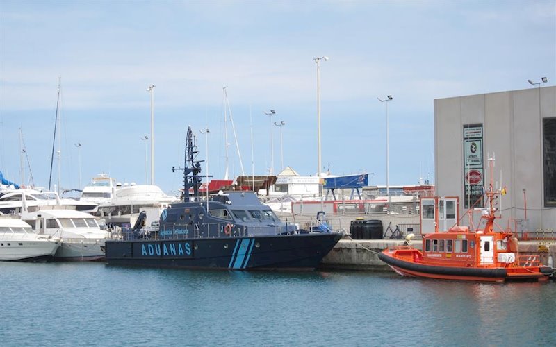 ep embarcacion de aduanas atracada en el puerto de alicante