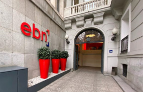 ep entrada de la sede de ebn banco en madrid en el paseo de recoletos