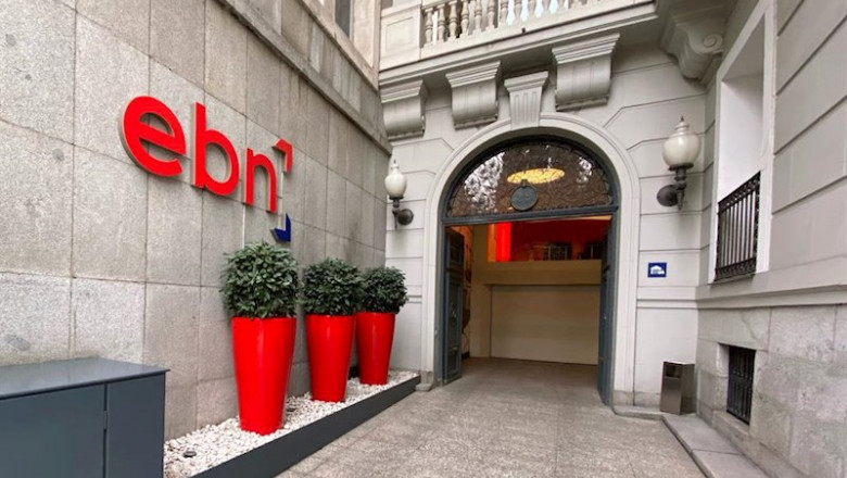 ep entrada de la sede de ebn banco en madrid en el paseo de recoletos
