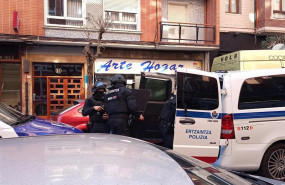 ep ertzainas buscando al presunto homicida de abanto en la localidad de santurtzi bizkaia