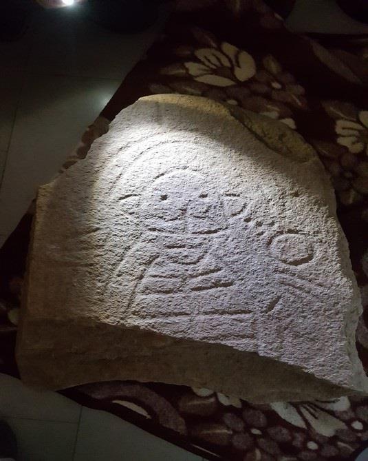 Estela hallada en Cañaveral de León (Huelva) de la Edad de Bronce. | JUNTA DE ANDALUCÍA ep estela halladacanaveralleon huelva deedadbronce
