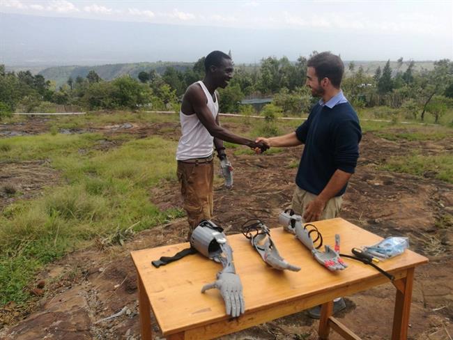Estudiante diseña brazos protésicos para personas en Kenia | GUILLERMO MARTÍNEZ ep estudiante disena brazos protesicospersonaskenia