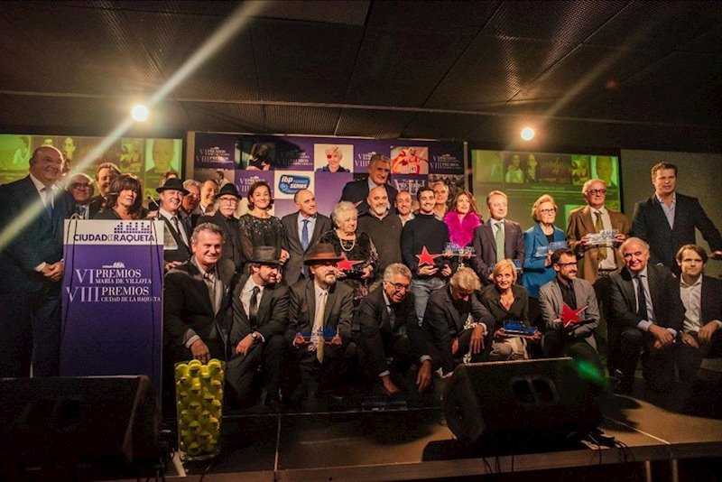 ep foto de familia de los premiados por la ciudad de la raqueta y los premios maria de villota
