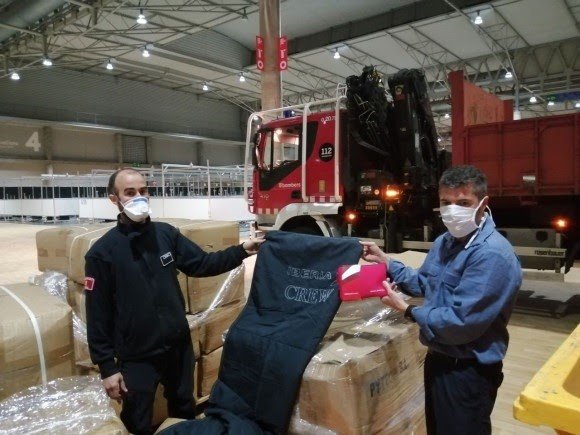 Iberia dona 500 mantas y 540 kits de aseo para el hospital temporal Fira Salut para enfermos de Covid-19. | IBERIA ep iberia dona 500 mantas y 540 kits de aseo para el hospital temporal fira salut para enfermos de