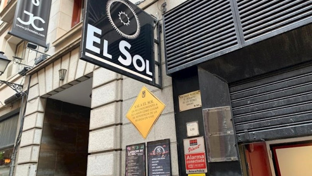 ep imagen de la placa conmemorativa en homenaje a la contribucion musical de la sala madrilena el